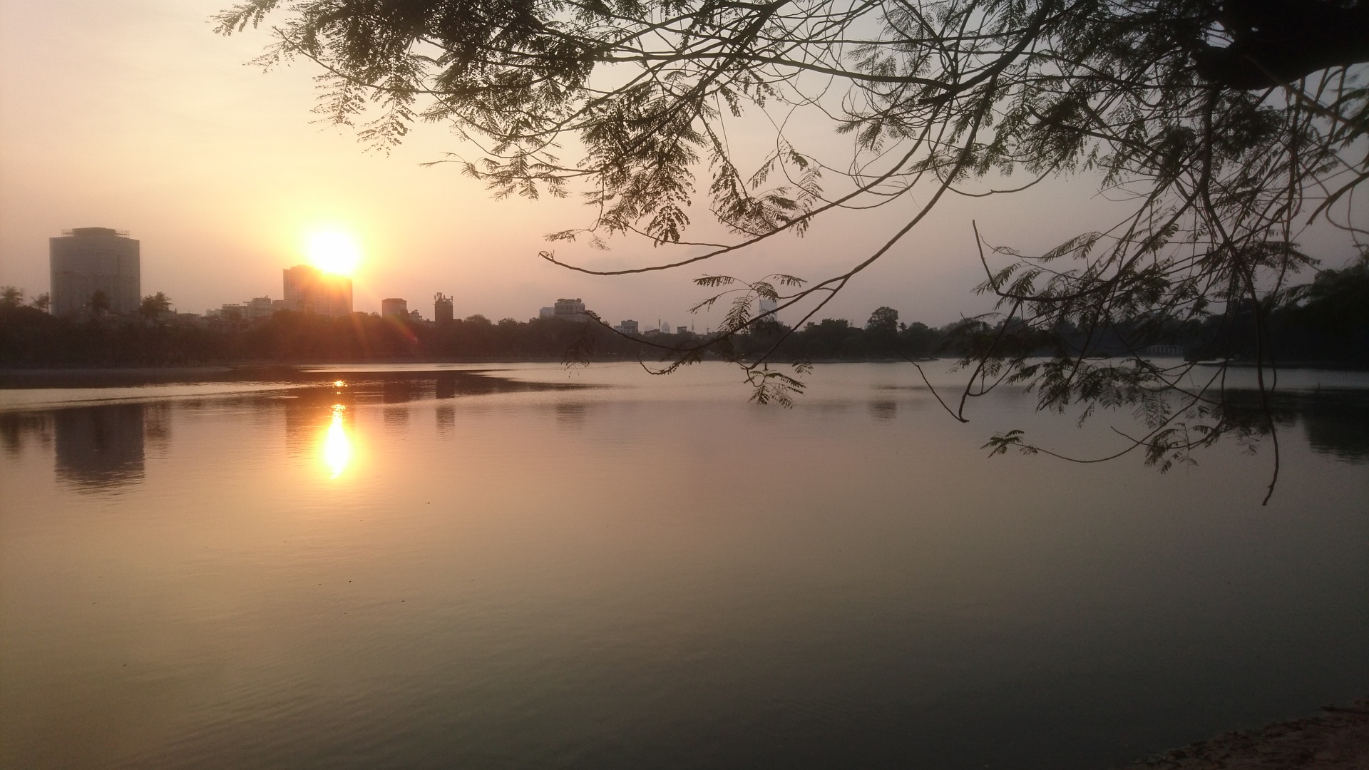 Ханое кострома. Отражение солнца в архитектуре фото. Озеро с б 52 фото Ханой.